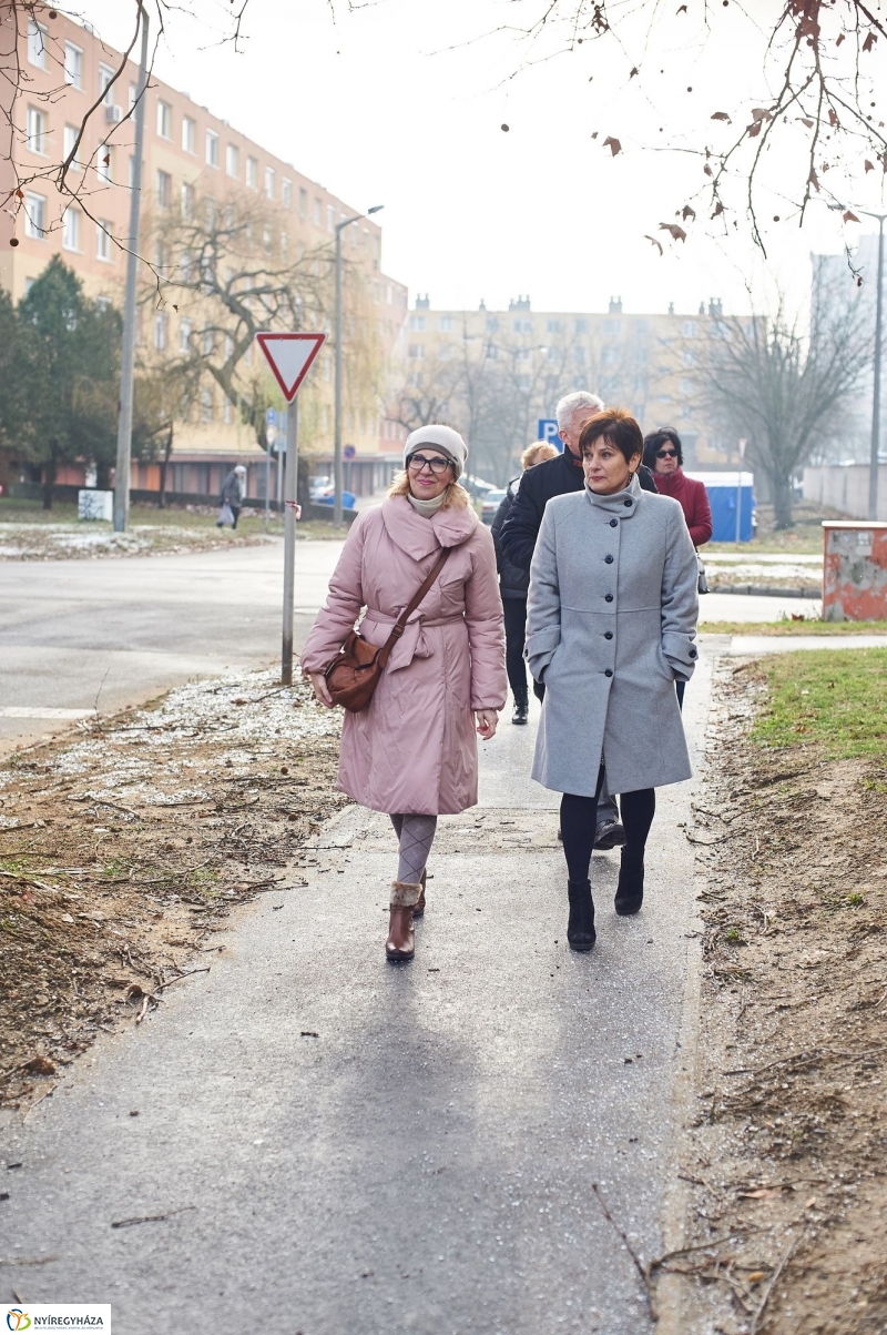 Új járda és gyalogos átkelőhely - fotó Szarka Lajos