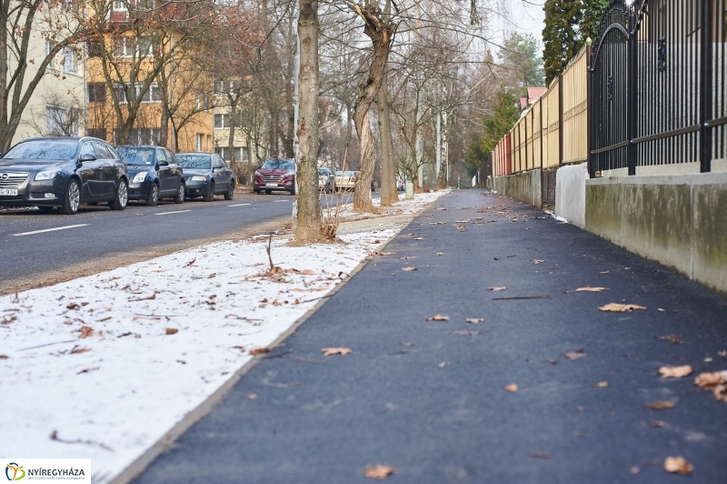 Új járda és gyalogos átkelőhely - fotó Szarka Lajos