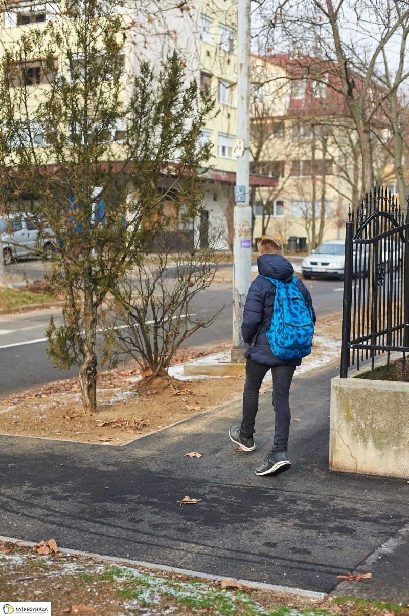 Új járda és gyalogos átkelőhely - fotó Szarka Lajos