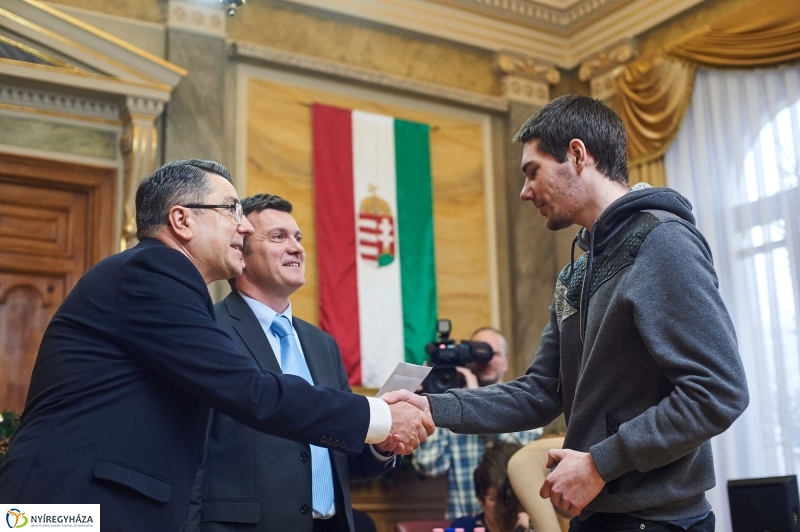 Támogatás rászoruló hallgatóknak - fotó Szarka Lajos