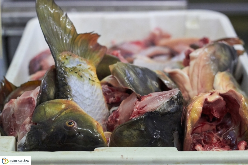 Karácsony előtt a piacon - fotó Szarka Lajos