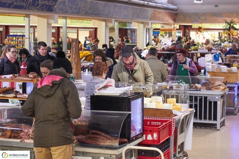 Karácsony előtt a piacon - fotó Szarka Lajos