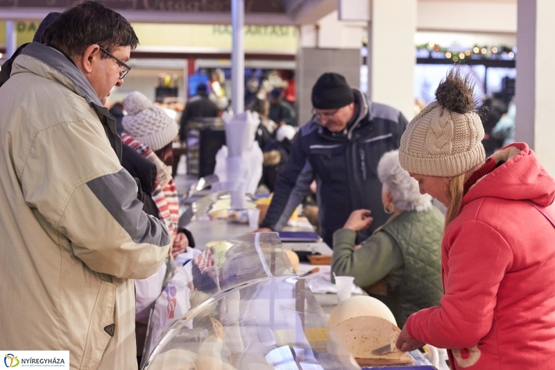 Karácsony előtt a piacon - fotó Szarka Lajos