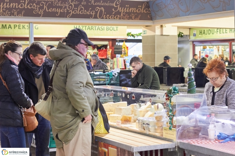 Karácsony előtt a piacon - fotó Szarka Lajos