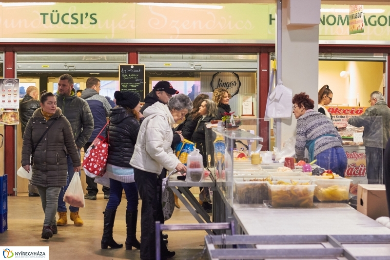 Karácsony előtt a piacon - fotó Szarka Lajos