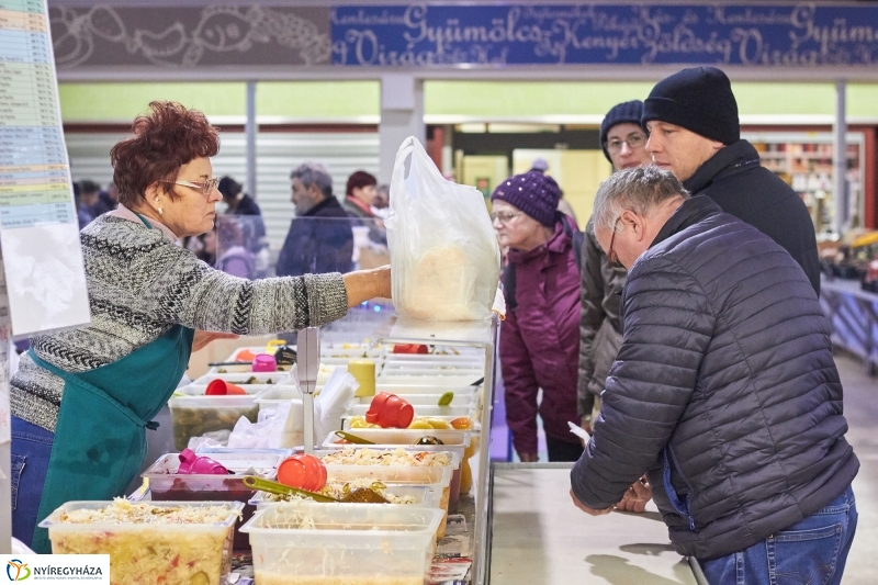 Karácsony előtt a piacon - fotó Szarka Lajos
