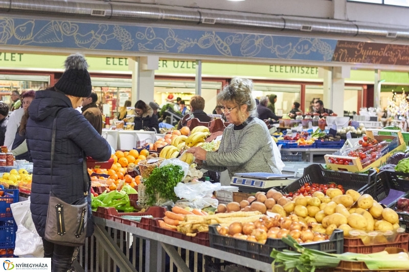 Karácsony előtt a piacon - fotó Szarka Lajos
