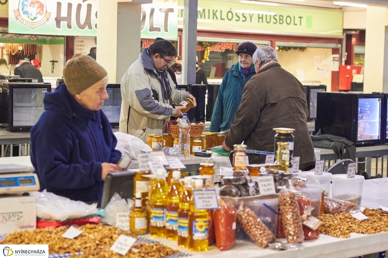 Karácsony előtt a piacon - fotó Szarka Lajos