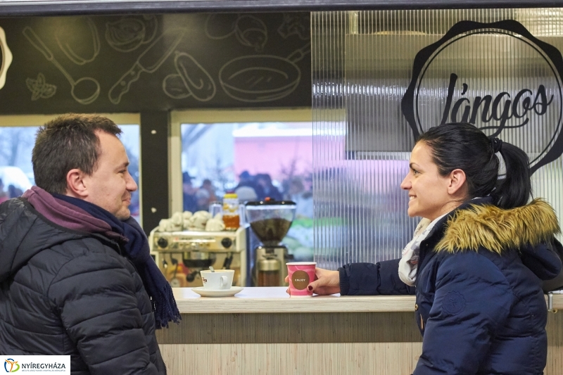 Karácsony előtt a piacon - fotó Szarka Lajos