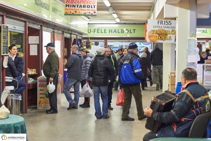 Karácsony előtt a piacon - fotó Szarka Lajos