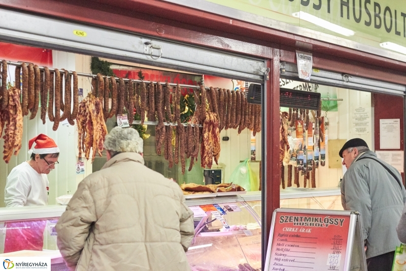Karácsony előtt a piacon - fotó Szarka Lajos
