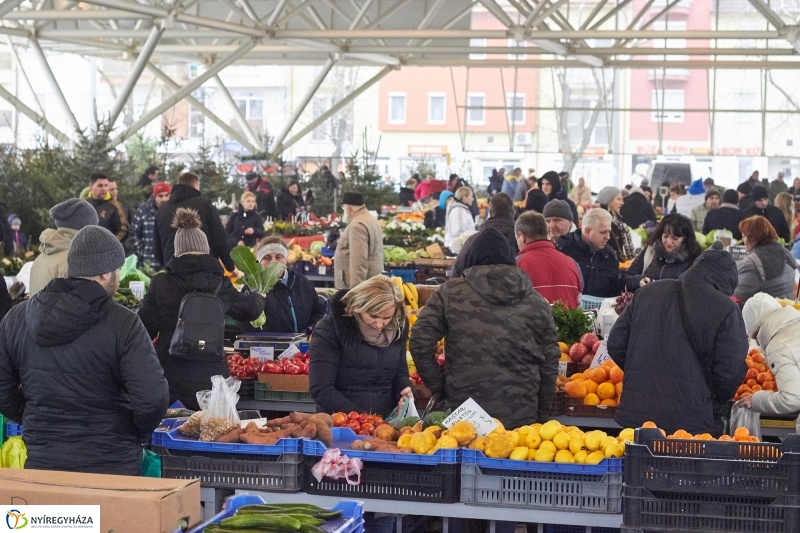 Karácsony előtt a piacon - fotó Szarka Lajos