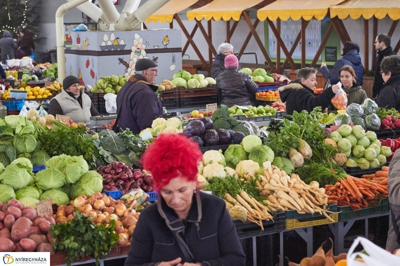 Karácsony előtt a piacon - fotó Szarka Lajos