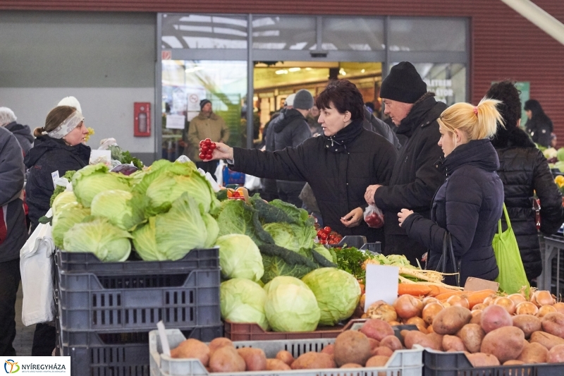 Karácsony előtt a piacon - fotó Szarka Lajos