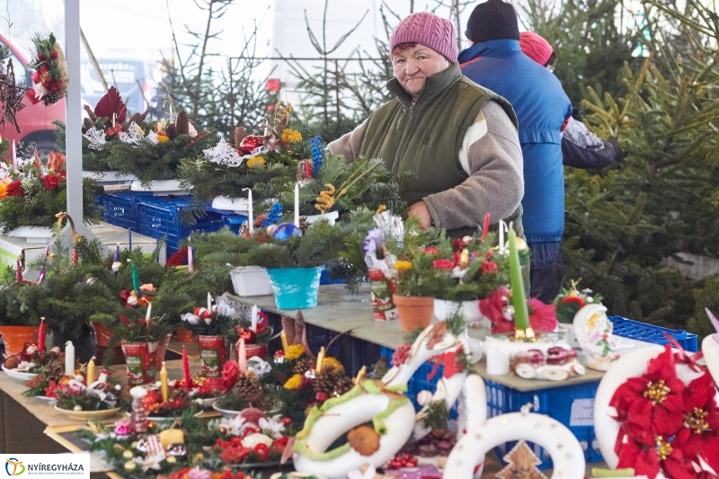 Karácsony előtt a piacon - fotó Szarka Lajos