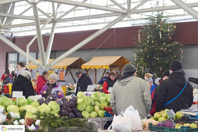 Karácsony előtt a piacon - fotó Szarka Lajos
