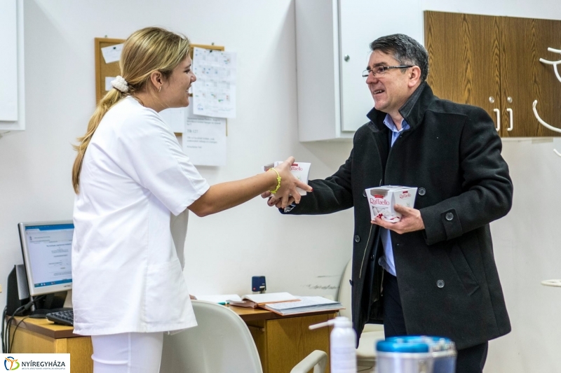 Ajándék a karácsonykor is szolgálatban állóknak - fotó Kohut Árpád