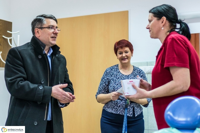 Ajándék a karácsonykor is szolgálatban állóknak - fotó Kohut Árpád