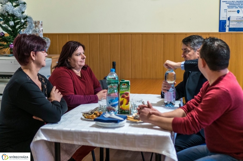 Ajándék a karácsonykor is szolgálatban állóknak - fotó Kohut Árpád