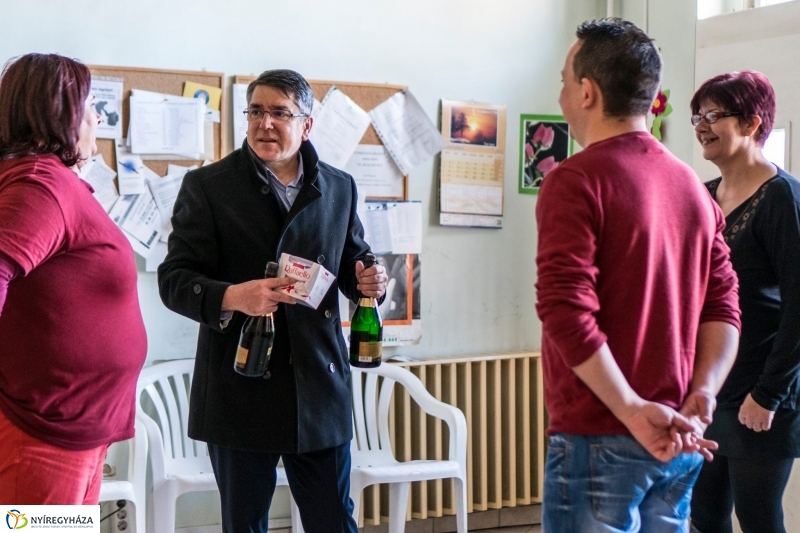 Ajándék a karácsonykor is szolgálatban állóknak - fotó Kohut Árpád