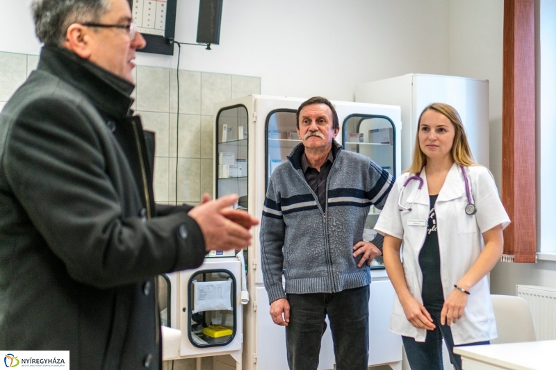 Ajándék a karácsonykor is szolgálatban állóknak - fotó Kohut Árpád