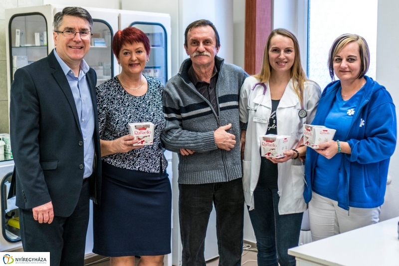 Ajándék a karácsonykor is szolgálatban állóknak - fotó Kohut Árpád