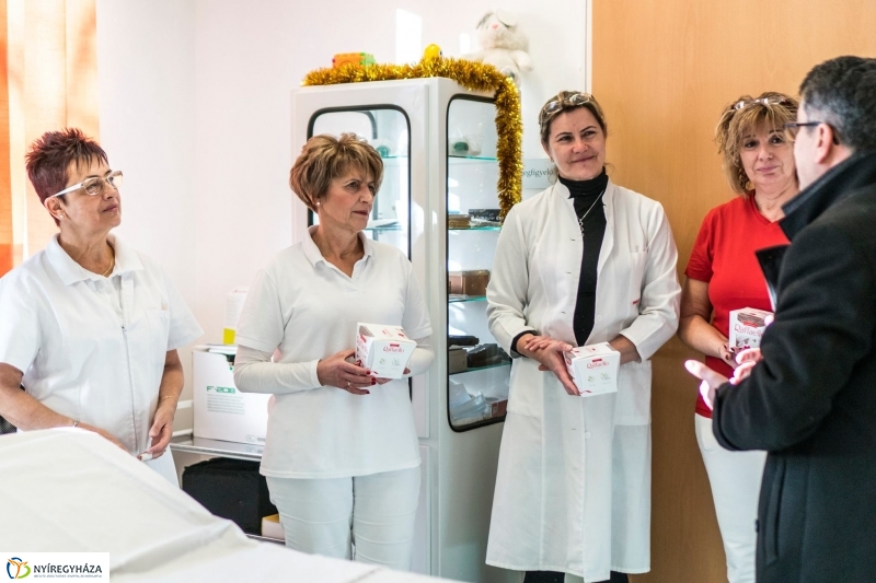 Ajándék a karácsonykor is szolgálatban állóknak - fotó Kohut Árpád