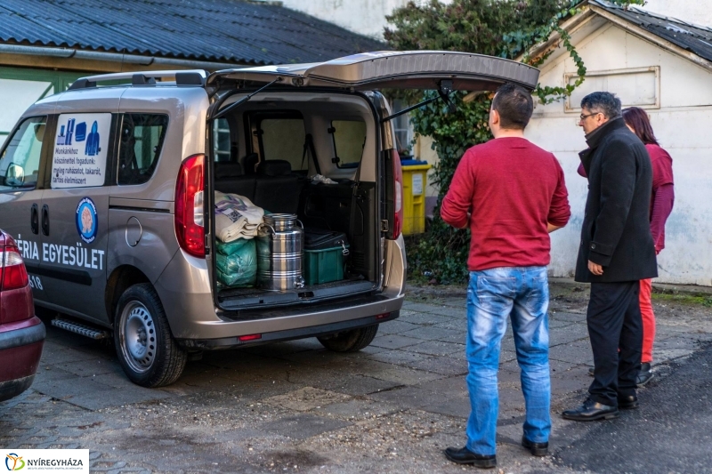 Ajándék a karácsonykor is szolgálatban állóknak - fotó Kohut Árpád