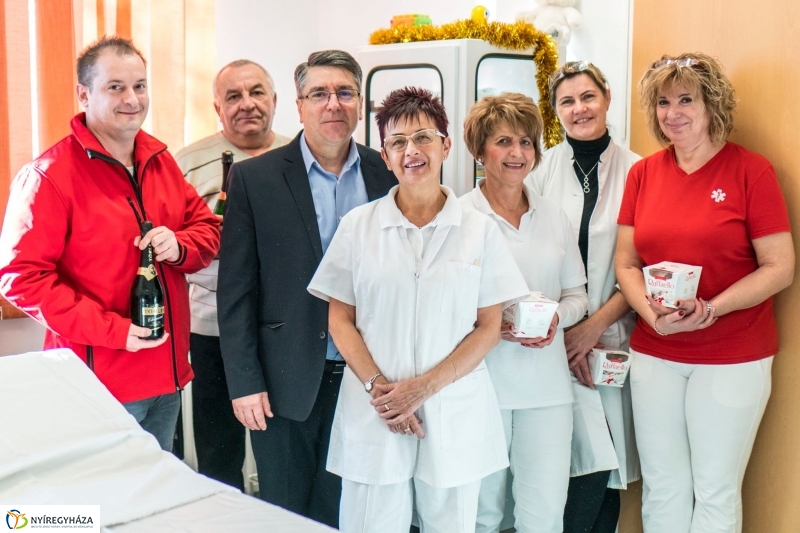 Ajándék a karácsonykor is szolgálatban állóknak - fotó Kohut Árpád