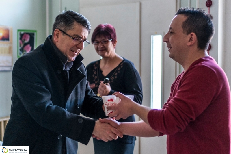 Ajándék a karácsonykor is szolgálatban állóknak - fotó Kohut Árpád