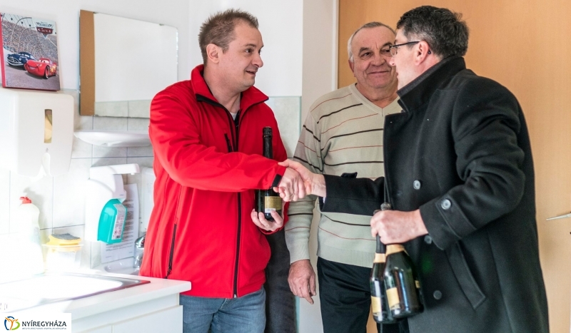 Ajándék a karácsonykor is szolgálatban állóknak - fotó Kohut Árpád