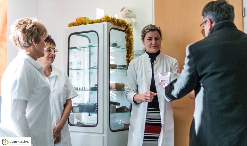 Ajándék a karácsonykor is szolgálatban állóknak - fotó Kohut Árpád