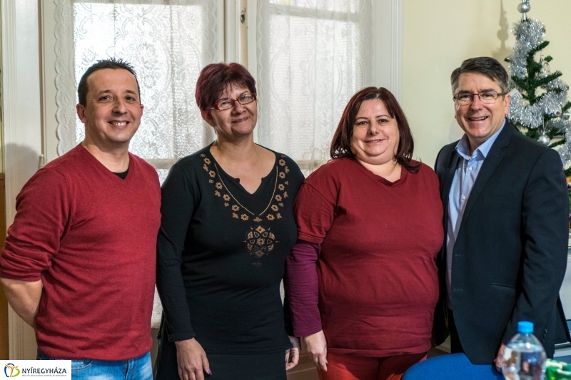 Ajándék a karácsonykor is szolgálatban állóknak - fotó Kohut Árpád