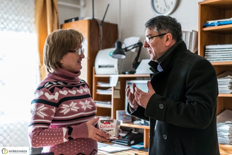 Ajándék a karácsonykor is szolgálatban állóknak - fotó Kohut Árpád