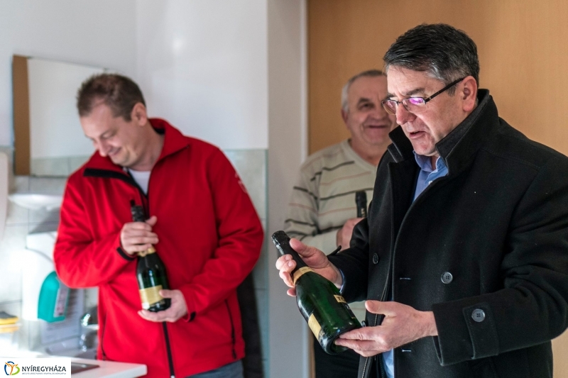 Ajándék a karácsonykor is szolgálatban állóknak - fotó Kohut Árpád