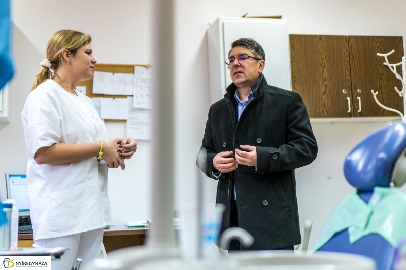 Ajándék a karácsonykor is szolgálatban állóknak - fotó Kohut Árpád