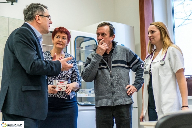 Ajándék a karácsonykor is szolgálatban állóknak - fotó Kohut Árpád