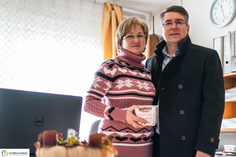 Ajándék a karácsonykor is szolgálatban állóknak - fotó Kohut Árpád