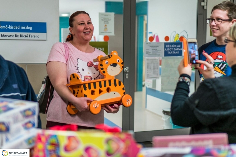 Adomány a gyerekosztálynak - Fotó Kohut Árpád