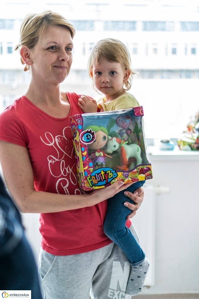 Adomány a gyerekosztálynak - Fotó Kohut Árpád