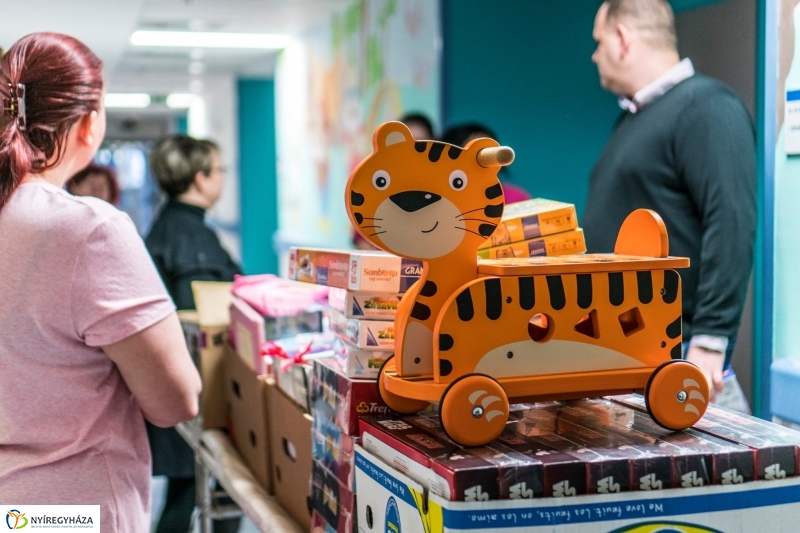 Adomány a gyerekosztálynak - Fotó Kohut Árpád