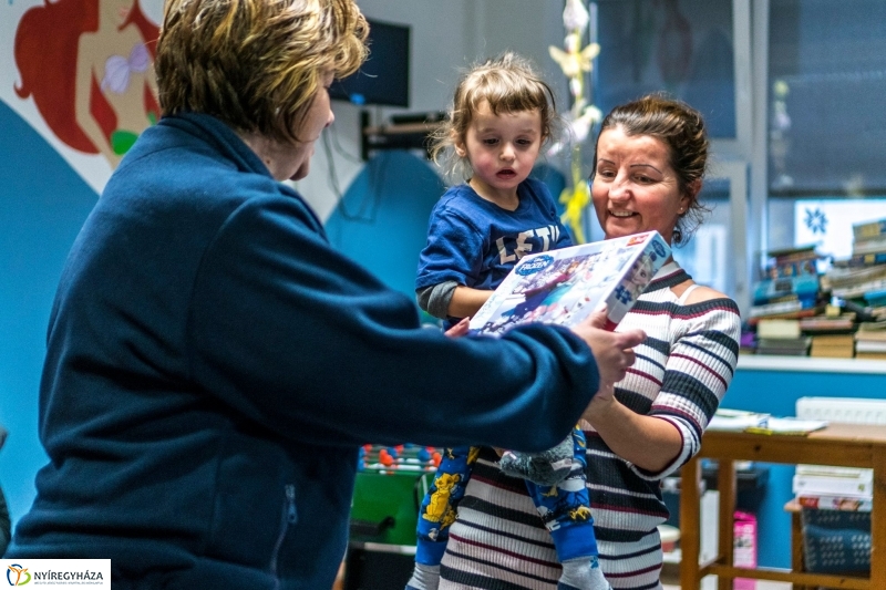 Adomány a gyerekosztálynak - Fotó Kohut Árpád