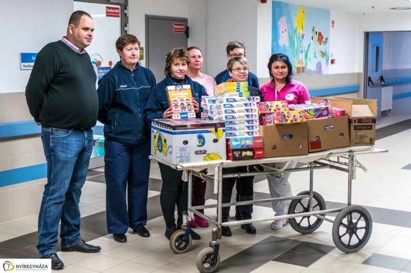 Adomány a gyerekosztálynak - Fotó Kohut Árpád