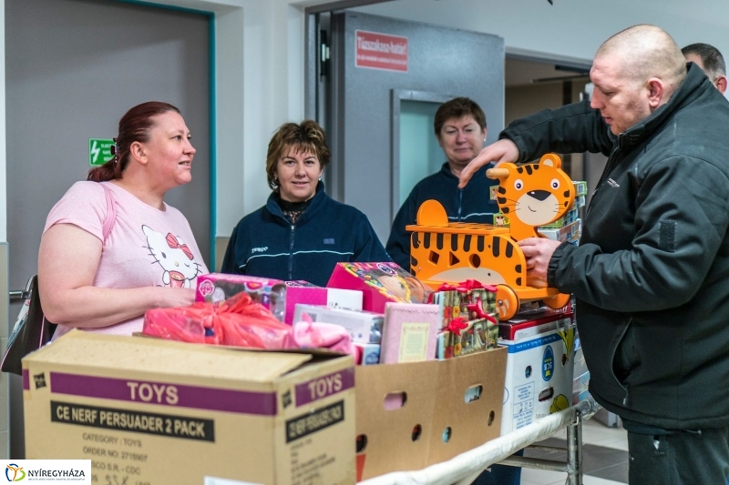 Adomány a gyerekosztálynak - Fotó Kohut Árpád