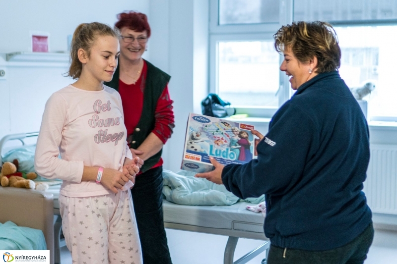 Adomány a gyerekosztálynak - Fotó Kohut Árpád