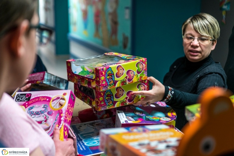 Adomány a gyerekosztálynak - Fotó Kohut Árpád