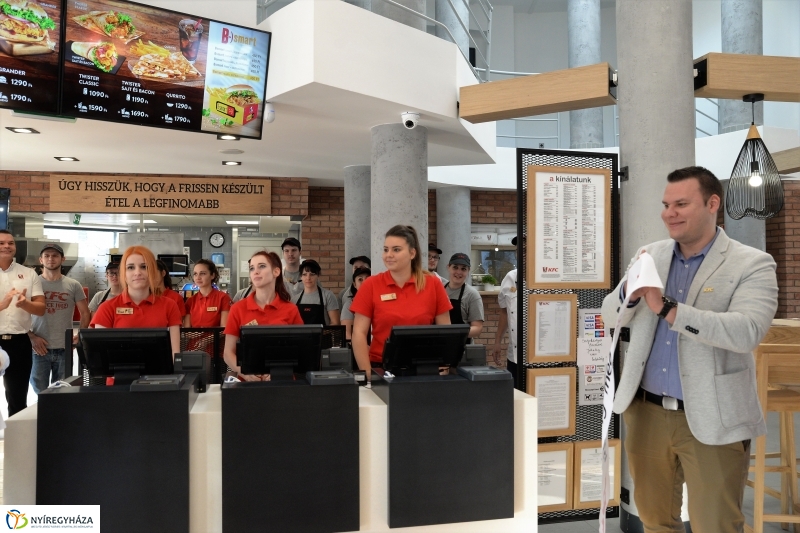Új gyorsétterem nyílt Nyíregyházán - fotó Trifonov Éva