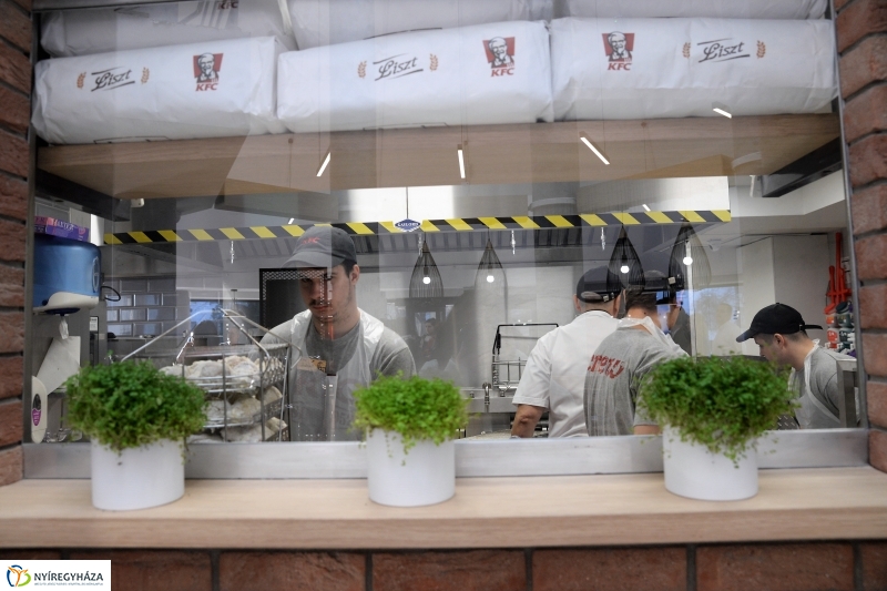 Új gyorsétterem nyílt Nyíregyházán - fotó Trifonov Éva
