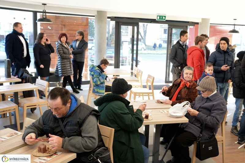 Új gyorsétterem nyílt Nyíregyházán - fotó Trifonov Éva