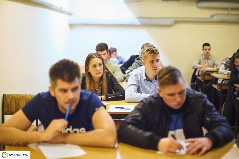 Vizsgaidőszak az egyetemen - fotó Szarka Lajos